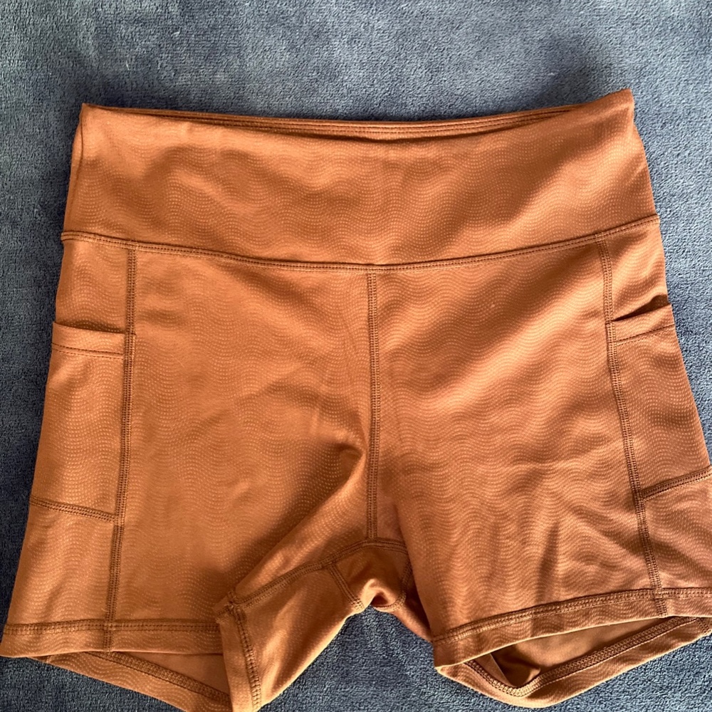 Zyia Active Fig Vibration Light n Tight Pocket Hustle Shorts, Size L